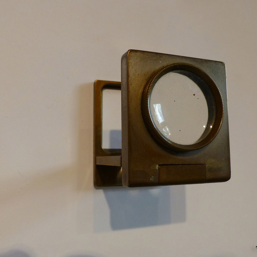 Loupe en laiton sculpté avec poignée