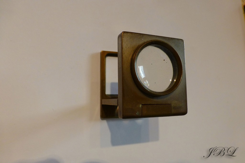 LOUPE AVEC BOÎTE EN BOIS D'ACACIA ANCRE MARINE
